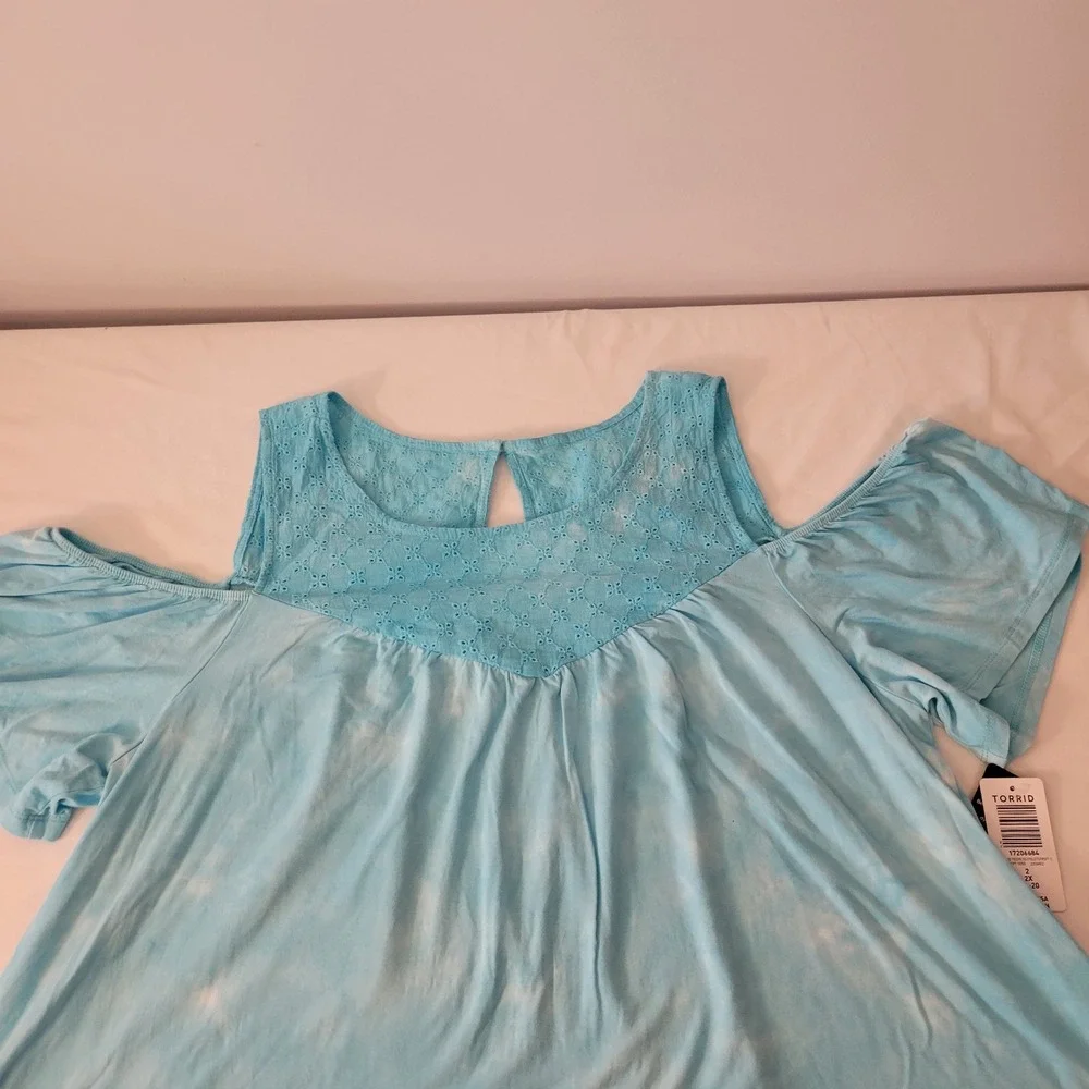 Torrid Cold Shoulder Top Womens 2 Blue Tie Dye Eyelet Lace Super Soft Short Slve - Picture 13 of 14